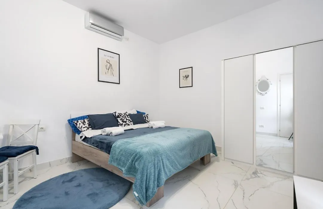Blue-Line-Apartment-Unirii-1